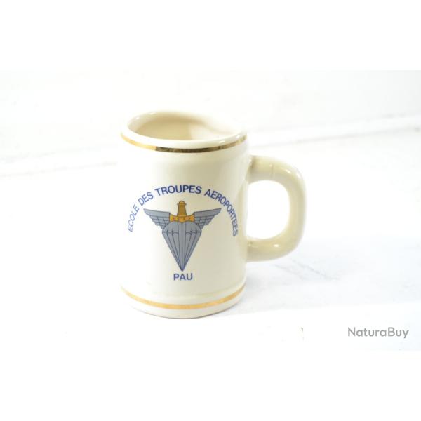 Chope � bi�re souvenir de l' Ecole des troupes a�roport�es de PAU, Parachutistes para b�ret rouge