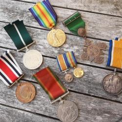 Bel ensemble de m&eacute;dailles britanniques &agrave; d&eacute;terminer dont deux en argent, toutes attribu&eacute;es