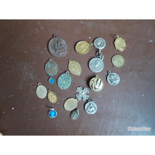 Lot m�dailles religieuses anciennes
