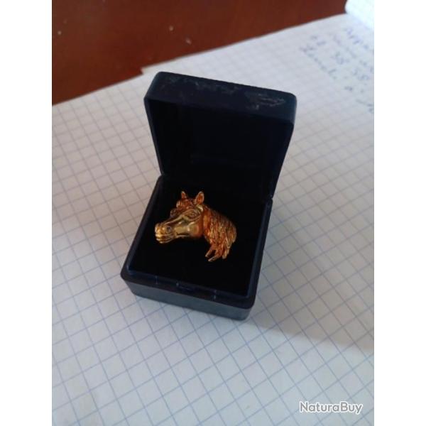 Pin's t�te de cheval Relief Couleur Or Dor� Ref c1