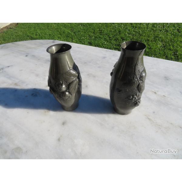 Vases en �tain fin a d�cor repouss� de noisettes & fruits des bois, sign� Albert ERMENAULT - FRANCE