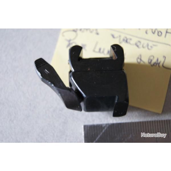 Pied arri�re �  rail sur serrure a levier  � prisme