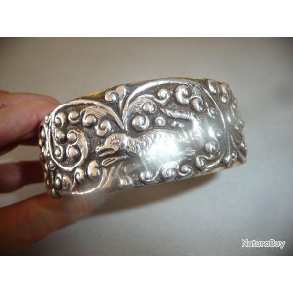 Vintage - bracelet N�pal vieux jade enrob� argent repouss�