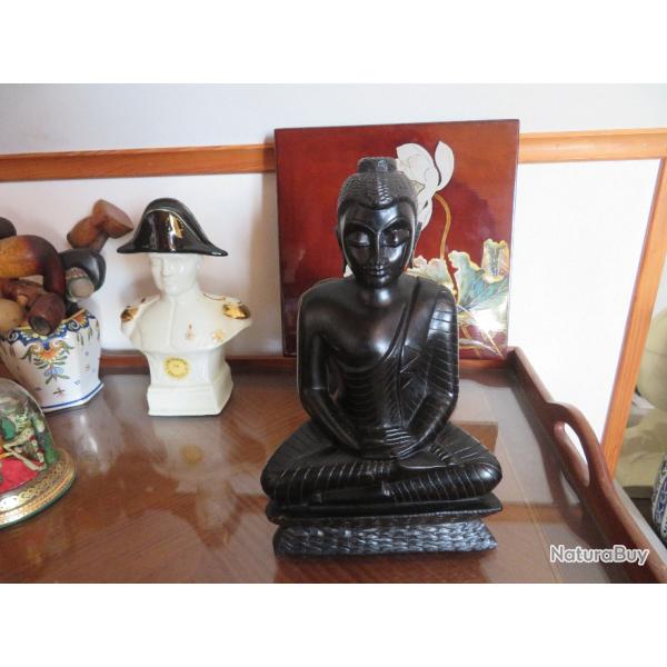 Grande sculpture de Bouddha Gautama assis, en bois exotique sculpt�, couleur noir - Tha�lande (XX�)