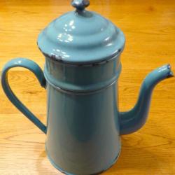 T- JOLIE CAFETIERE ANCIENNE EN T&Ocirc;LE EMAILLEE TIRANT LEGEREMENT BLEU // VERT P&Acirc;LE POUR COLLECTION