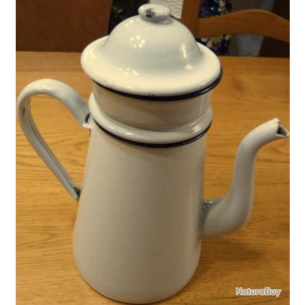 TRES BELLE CAFETIERE ANCIENNE EN T�LE EMAILEE BLANCHE POUR COLLECTION ( TCHECOSLOVAQUIE) �stampill�e