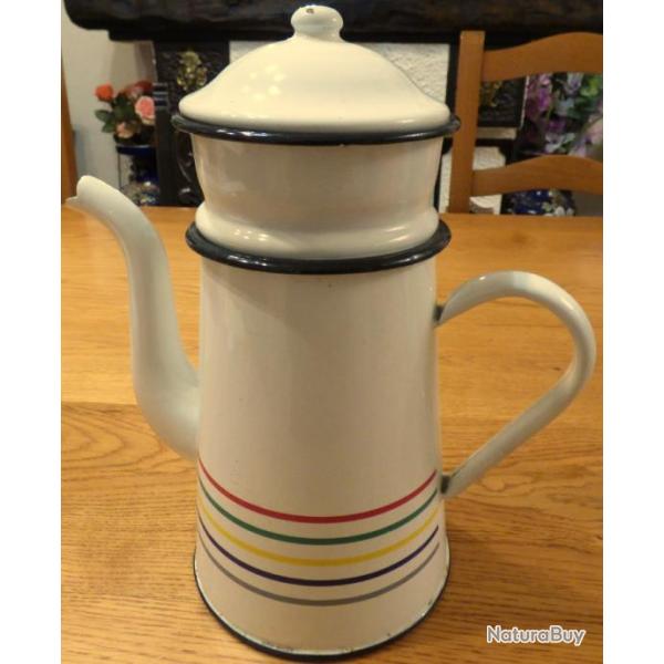 TRES SPLENDIDE CAFETIERE ANCIENNE EN T�LE EMAILLEE BLANCHE AVEC LISERETS COLORES POUR COLLECTION----