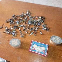 LOT DE 3 BOITES DE PLATS D ETAIN + 150 FIGURINNE