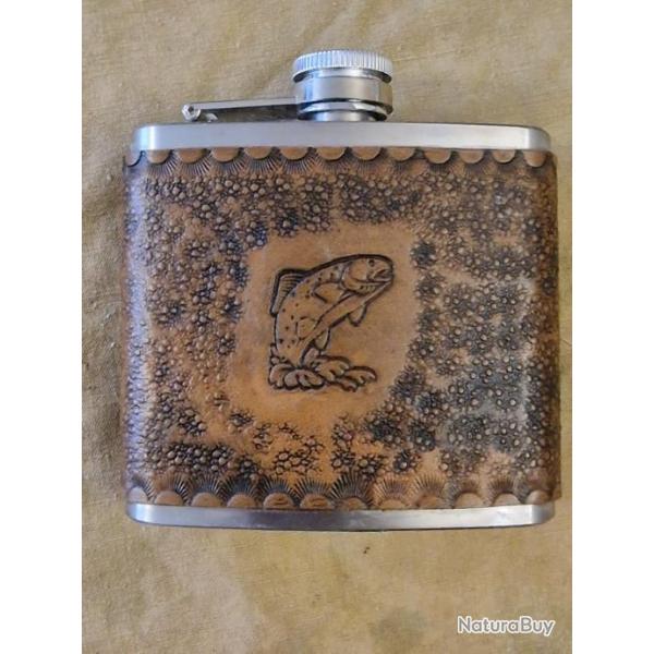 Id�e cadeau artisanal - flasque � alcool "truite" en acier et cuir