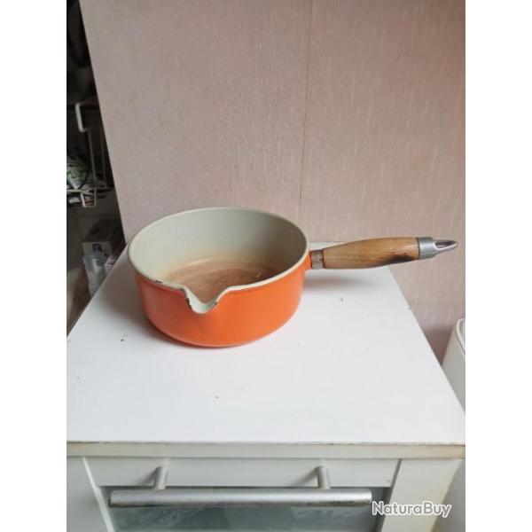 casserolle ancien en fonte �maill� diam�tre 18 cm avec bec verseur. manche en bois longueur 14 cm