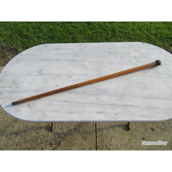 Canne �casse t�te�, f�t en bois, pommeau sph�rique en m�tal gain� de cuir (Fin XIX�me - D�but XX�)