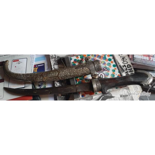 A vendre poignard damastiqu� arabe grand format ( 40 cm ).