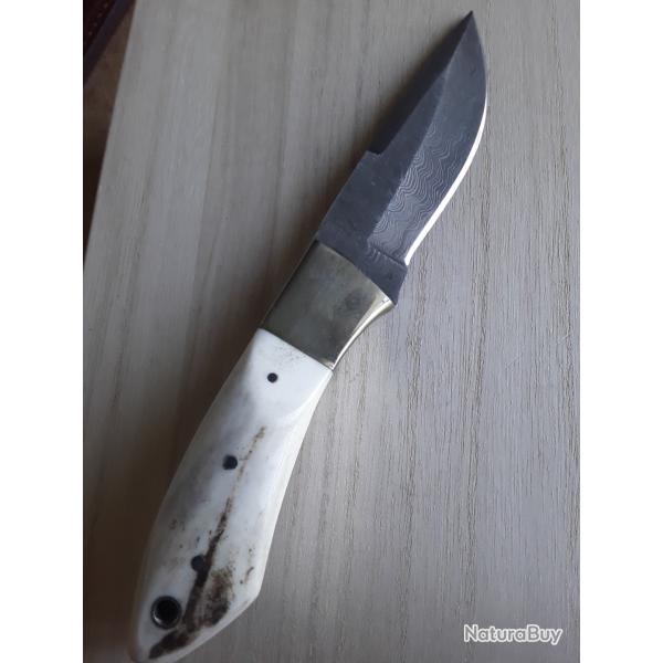 Magnifique poignard  de chasse lame damas 176 couches. Plaquettes bois de cerf.
