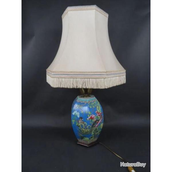 Ancien vase en porcelaine polychrome � pans coup�s � d�cor d'oiseaux et arbustes mont� en Lampe(XX�)