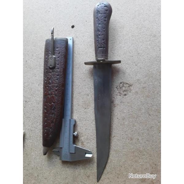 Poignard indien. Lame en acier, manche et etui en bois sculpt�.