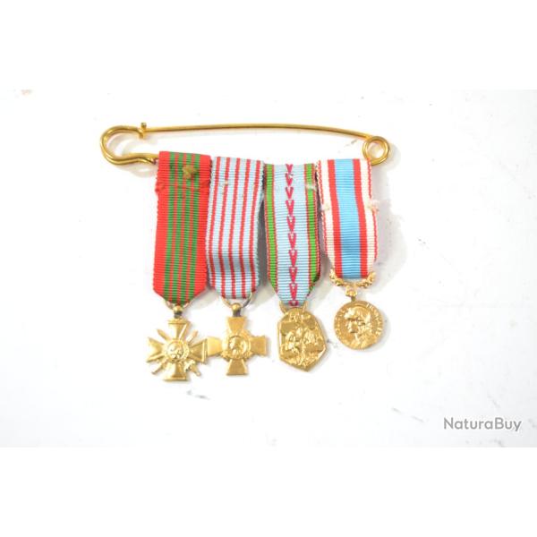 M�dailles miniatures Croix de Guerre 1939 - 1945, croix du combatant, m�daille de la r�sistance