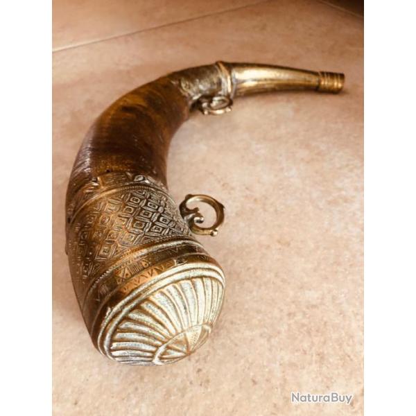 Authentique et Tr�s Belle Poire � Poudre du Maghreb - Corne et Laiton