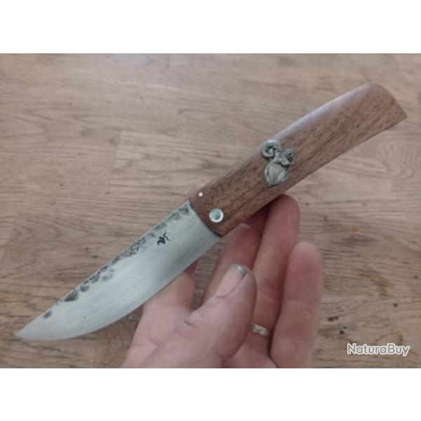 Couteau pliant deux clous forg� en bois de noyer d'Am�rique