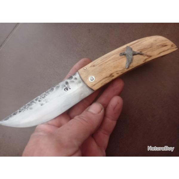 Couteau pliant deux clous forg� en bois d'h�tre �chauff�