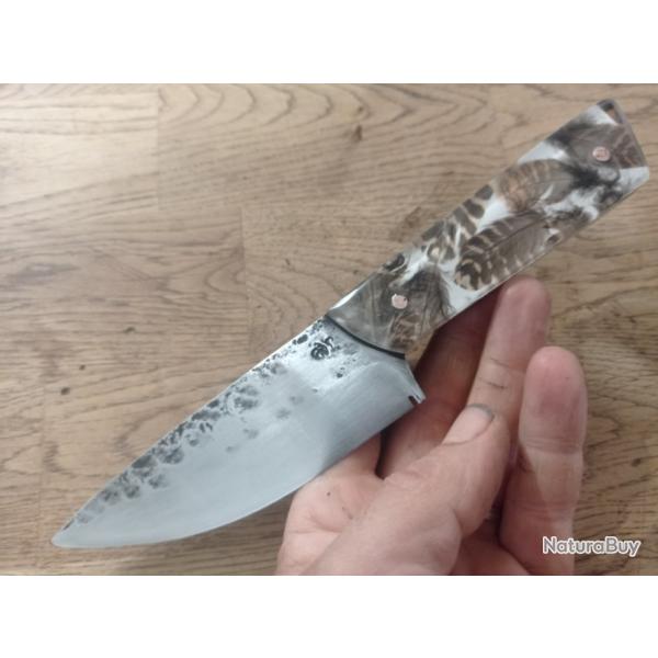 couteau forg en acier carbone  manche en  rsine et plusieurs plumes de bcasses