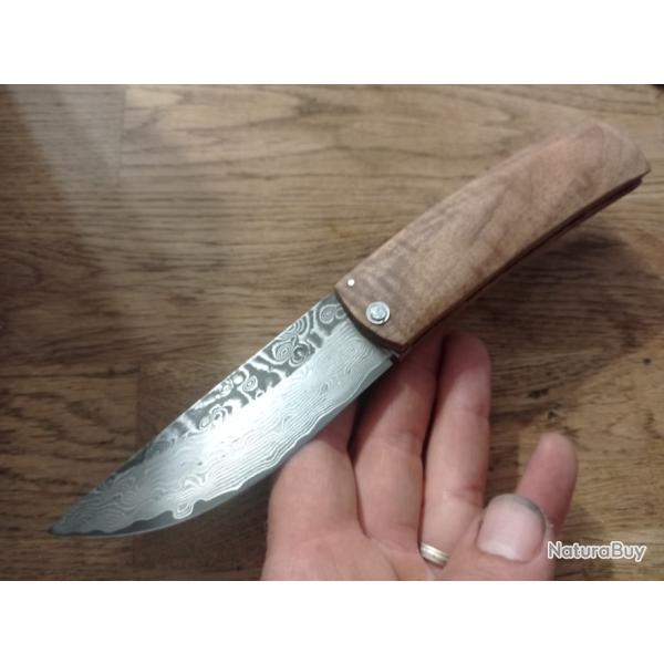 Couteau pliant deux clous damas et noyer d'Am�rique
