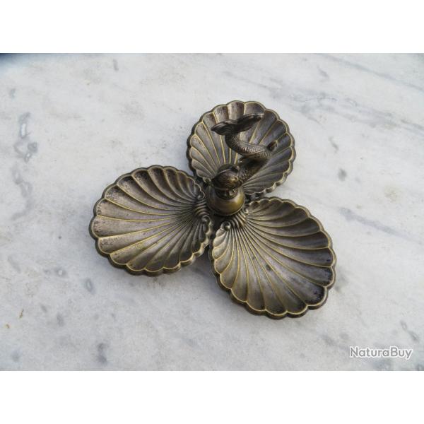 Ancien plat mendiant, trilob� en m�tal a d�cor marin de coquille & poisson (Fin XIX� - D�but XX�)