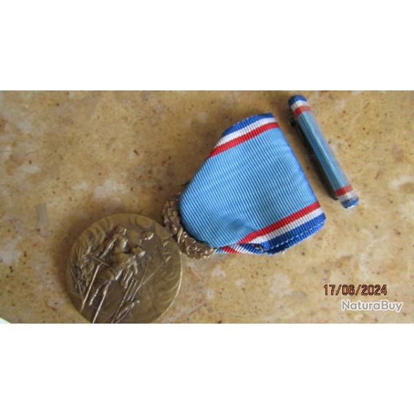 pompier soldat du feu M�daille de l'Union des Sapeurs-pompiers de l'Yonne firefighter fireman bronze