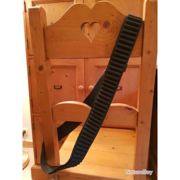 cartouchi�re noire tiss�e: bandouli�re ou ceinture de 50 emplacements.