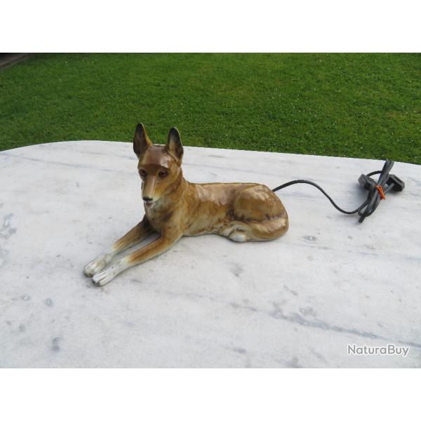 Lampe veilleuse chien"Berger Allemand"en porcelaine �maill� polychrome, yeux sulfure RDA (Vers 1950)