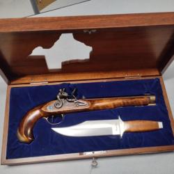 Coffret Pedersoli Alamo 1836 avec Pistolet &agrave; silex Navy molle cal 45 + couteau Bowie