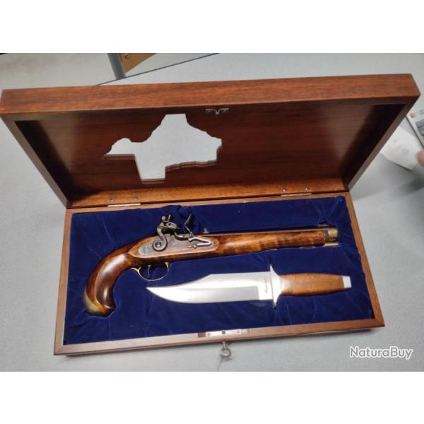 Coffret Pedersoli Alamo 1836 avec Pistolet � silex Navy molle cal 45 + couteau Bowie