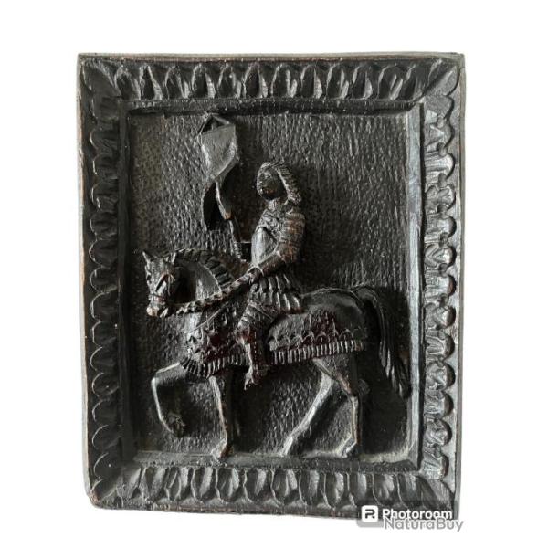 Rare sculpture chevalier en arme portant �tendard dans le go�t du moyen �ge