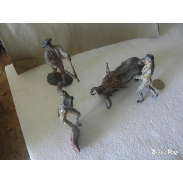 antique Ensemble de personnages dont picador, toradors et taureau en plomb pese 1 kg 300gr
