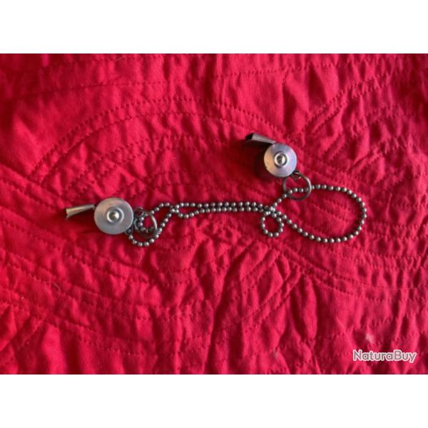 Lot de deux anciens sifflets de la SNCF, pas de prix de rserve