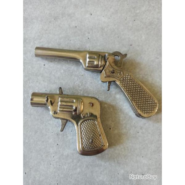 Lot de deux jouets - ann�es 30/50 : un revolver � amorce et un pistolet � bouchon marque P.F.. PARIS