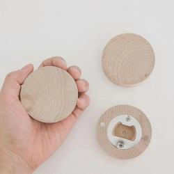 D&eacute;capsuleur en bois aimant&eacute; personnalisable