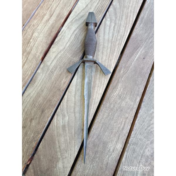 DAGUE STYLET PERCE MAILLE POIGNARD 16e violet le duc , tr�s pointue