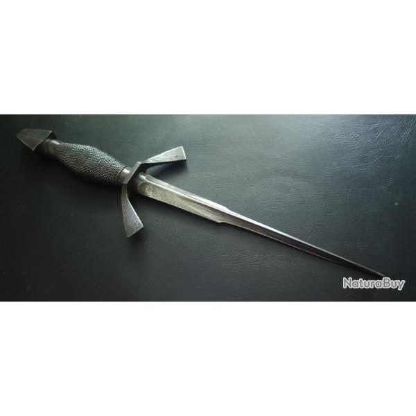 DAGUE STYLET PERCE MAILLE POIGNARD 16e violet le duc , tr�s pointue