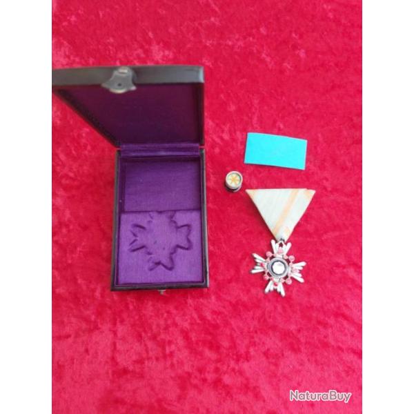 Ordre japonais du tr�sor sacr� 6�me classe WW2 argent 13