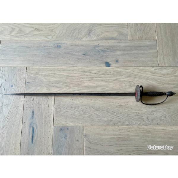 Ancienne �p�e courte dite de deuil sans fourreau avec lame droite � trois tranchant XVIIIe si�cle