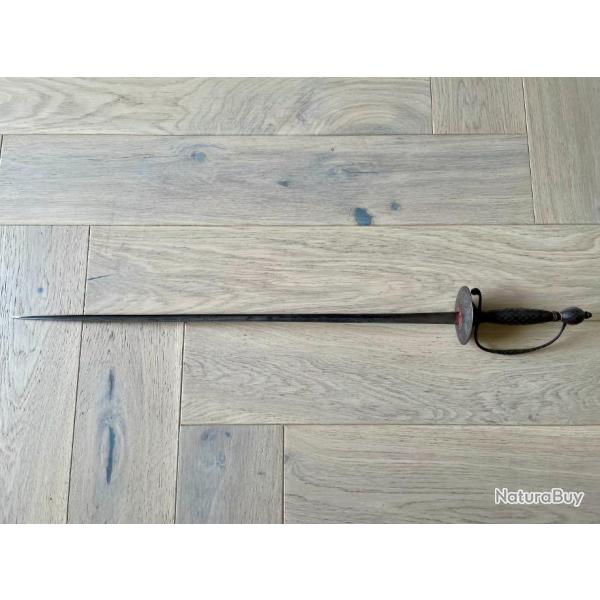 Ancienne �p�e courte dite de deuil sans fourreau avec lame droite � trois tranchant XVIIIe si�cle