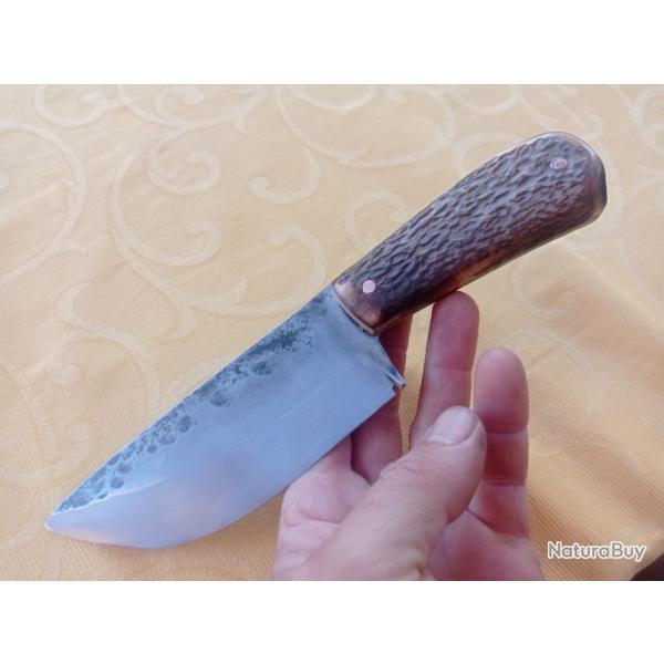 Couteau lame forg�e acier carbone XC75 manche en  cerf