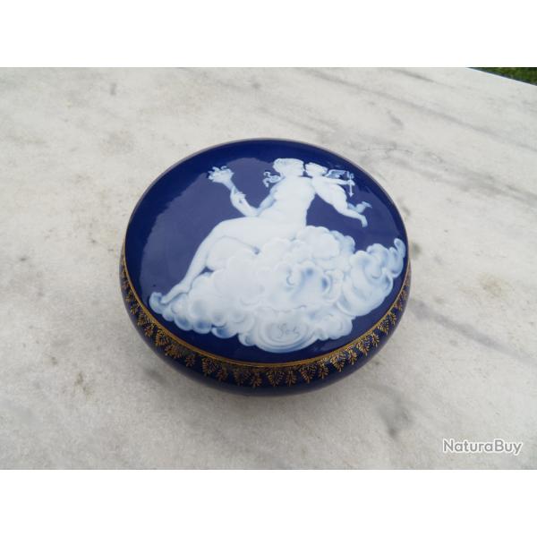 Bonbonni�re circulaire en porcelaine Bleu et Blanche a d�cor d'une sc�ne romantique a l'antique(XX�)