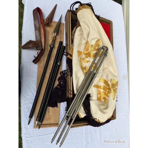 Drapeau de l'Arm�e pr�sent� au prince Hirohito "Honneur & Loyaut�" avec Tr�pied, Tige de levage,