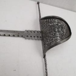 tr&egrave;s belle MAIN GAUCHE  XVII em - lame  de 43 cm  total 55 cm - poids 550 gr