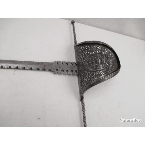 tr�s belle MAIN GAUCHE  XVII em - lame  de 43 cm  total 55 cm - poids 550 gr
