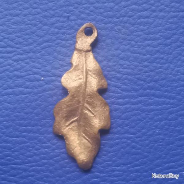 ancien pendentif en bronze feuille de ch�ne