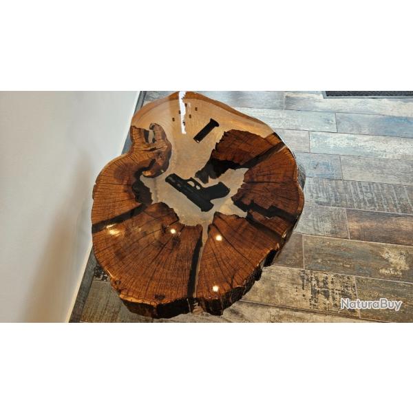 Table basse ch�ne et r�sine incrust� d'un P99 PAK et de 8 munitions 9mm neutralis�