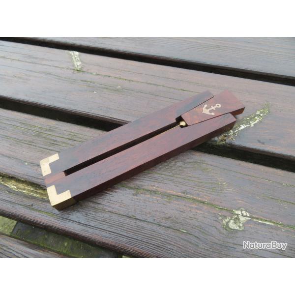 Ancien n�cessaire"ouvre lettres"en bois de placage a d�cor marquet� d'une ancre (Vers 1960)