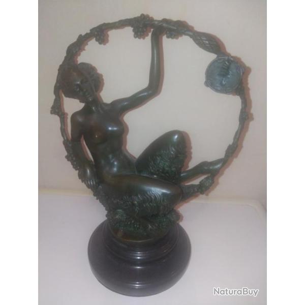 Statue faune femelle en bronze.